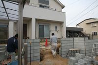 門廻りのブロック積みです"