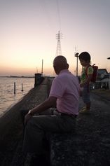 昨日は夕焼けの海を見に連れてってくれました。"