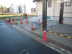 駐車場施工中です。今日は門周りの石貼りです。"