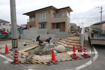 本日は駐車場　洗い出し工事です。"